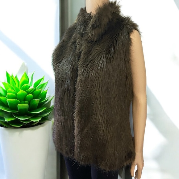 Kenar Women’s Brown Faux Fur Vest - Picture 11 of 16